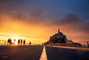 Le Mont-Saint-Michel in der Normandie bei Sonnenuntergang und dramatischem Himmel Le Mont-Saint-Michel in der Normandie bei Sonnenuntergang und dramatischem Himmel